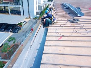 Talang air fiberglass bahan yang anti karat, dapat dikondisikan sesuai desain lapangan, bergaransi 10 tahun tidak bocor.