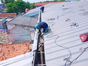 Talang air seng lama sudah keropos dan bocor, tidak layak dipakai lagi.