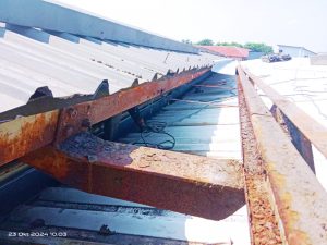 Jika talang air nya bocor, harus berhati-hati, struktur baja ikut karatan juga. 