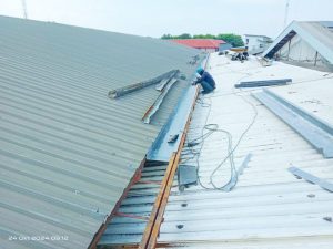 Untuk pembongkaran dan pemasangan talang air baru fiberglass, disarankan aman jika posisi talang air tidak pas di atas produksi atau tempat banyak aktifitas. 